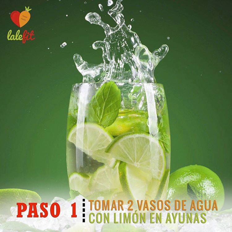 Tomar 2 vasos de agua con limón en ayunas